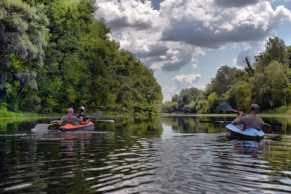 Ucrania, Psyol, 26.07,2019. Pareja de kayak juntos en manglar —  Fotos de Stock