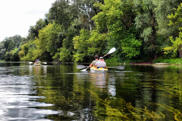 Ukraine, Psyol, 26,07,2019. Couple kayak ensemble dans la mangrove — Photo