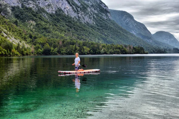 Donna su un bordo paddle, rilassarsi sul bordo paddle, il concetto — Foto Stock