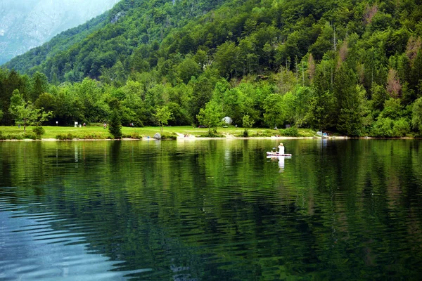 Vista panoramica sul lago di Bohinj, il più grande lago permanente di Slo — Foto Stock