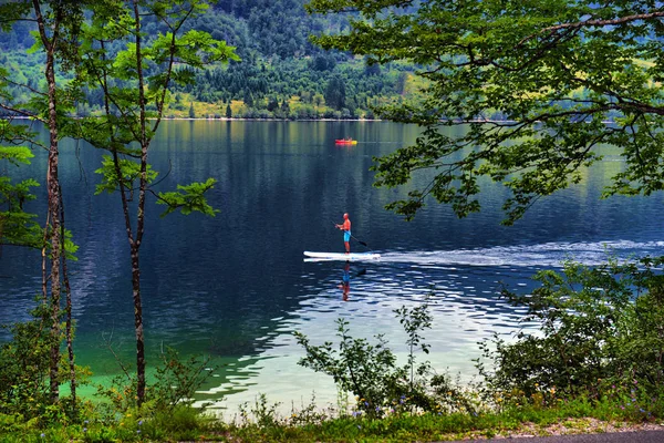 Uomo su una tavola da paddle, rilassarsi sulla tavola da paddle, il concetto di — Foto Stock