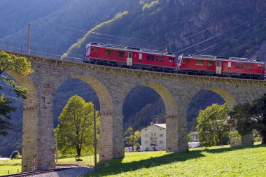 İsviçre dağ treni Bernina Ekspresi Br 'nin sarmalını geçti
