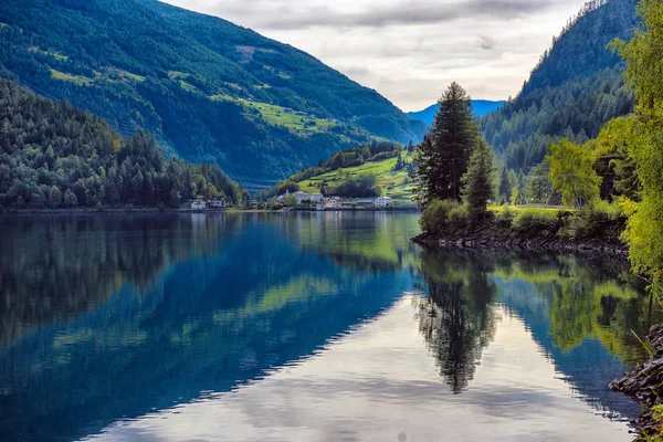 Prachtig uitzicht op een bergmeer in de herfst zonnige dag. — Stockfoto