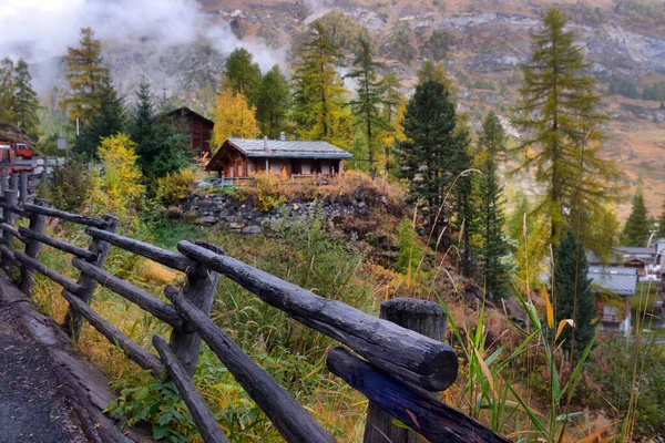 Maestoso Paesaggio Alpino Autunnale Con Foresta Larici Colorati Svizzera — Foto Stock