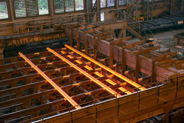 电炉中的钢铁生产 钢水的火花 电弧炉车间 冶金生产 重工业 — 图库照片