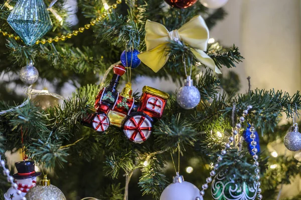 Juguete Navidad Colgado Árbol Navidad Contra Telón Fondo Una Guirnalda — Foto de Stock