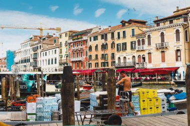 Venice, İtalya - 24 Mayıs 2018: Güzel mimari benzersiz bir Venedik. Kartpostal şehir manzaralı.