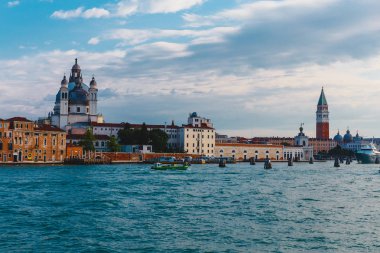 Venice, İtalya - 24 Mayıs 2018: Güzel mimari benzersiz bir Venedik. Kartpostal şehir manzaralı.