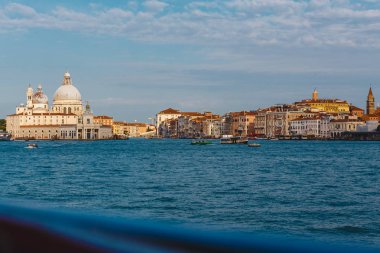 Venice, İtalya - 24 Mayıs 2018: Güzel mimari benzersiz bir Venedik. Kartpostal şehir manzaralı.