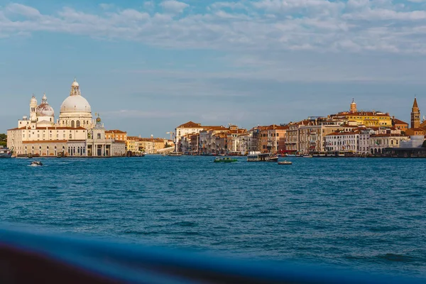 Venice, İtalya - 24 Mayıs 2018: Güzel mimari benzersiz bir Venedik. Kartpostal şehir manzaralı.