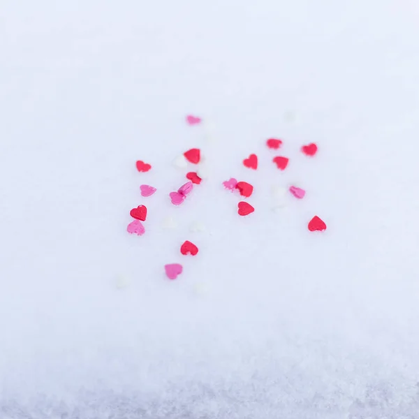 Rosso sentito cuori di San Valentino sullo sfondo bianco neve. Concetto di San Valentino . — Foto Stock