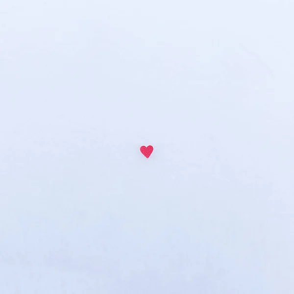 Red heart on the snow. Background Valentines day , place for text. concept love — Stock Photo, Image