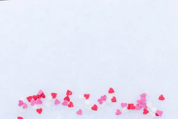 Red kände valentine hjärtan på snö vita bakgrunden. Alla hjärtans dag koncept. — Stockfoto