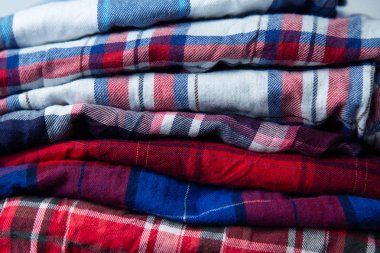 ahşap arka plan yığında kareli gömlek