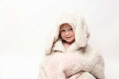 Küçük kız eğleniyor üstünde Paskalya yortusu bunny kulaklar ve tavşan kostüm.