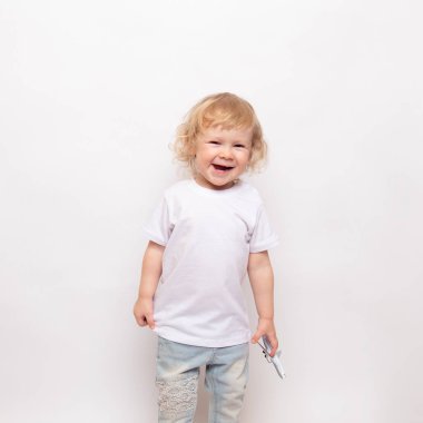 beyaz bir arka plan üzerinde karşı oyuncak uçak ile oynayan çocuk. uçuş kavramı hayalleri