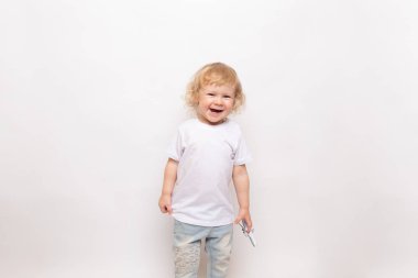 beyaz bir arka plan üzerinde karşı oyuncak uçak ile oynayan çocuk. uçuş kavramı hayalleri