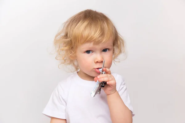 Child playing with toy airplane against on a white background. concept dreams of flight — Stock Photo, Image