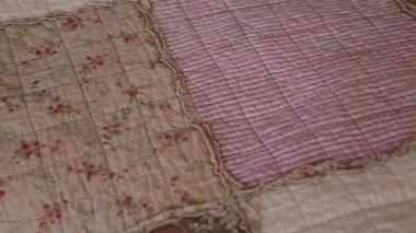 bej patchwork yorgan çekim boyunca kamera taşır. el sanatları kavramı
