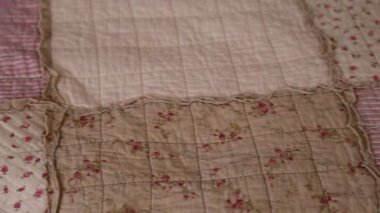 bej patchwork yorgan çekim boyunca kamera taşır. el sanatları kavramı