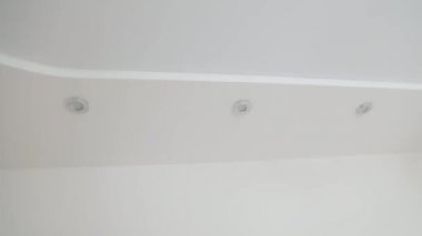 kamera dahili halojen ampuller ile beyaz tavan boyunca yavaş hareket eder.