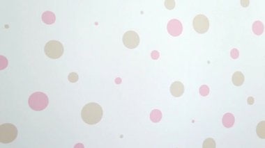 pembe ve bej daire ile yapıştırılmış kağıt duvar kağıdı ile duvar. çocuk odası iç duvar kağıdı.