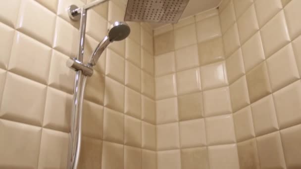 Sanitär in der Dusche mit beigen Fliesen. Badezimmerausstattung — Stockvideo