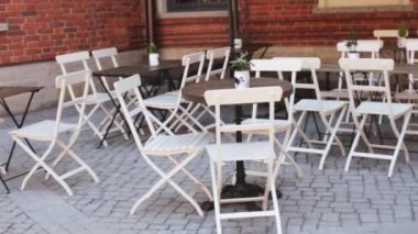 Tuğla evde sokakta boş restoran veya kafe.