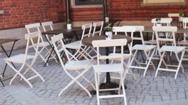 Empty restaurant or cafe in street at the brick house. — Stock Video