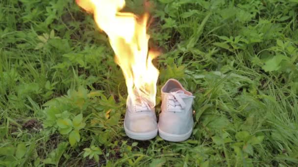 Старые Горящие Ботинки Спортивные Кроссовки Траве Парке Обувь Горит Лесу — стоковое видео