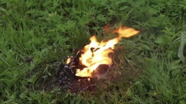 parkta çim üzerinde eski Burning botlar spor spor spor ayakkabı. ayakkabı ormanda yakmak