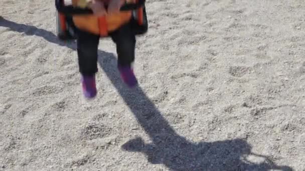 Jolie Petite Fille Dans Une Veste Jaune Chevauchant Sur Une — Video