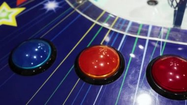 Arcade üzerinde video oyunu oynayan çocuk ellerinin yakın çekim. Joystick ve düğmelere dokunan genç insan. Kapalı. Dinlenme, zevk, oyun konsepti.
