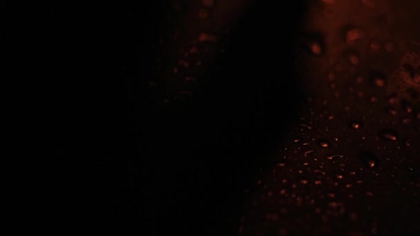 Рука Женщины Рисует Туманное Окно Машины Дождем Бликами Фонарей Рука — стоковое видео