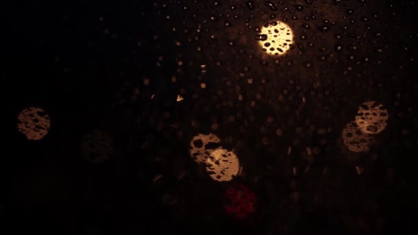 Nachtampeln Straße Scheinwerferlicht Eines Autofensters Regentropfen Auf Die Windschutzscheibe Bokeh — Stockvideo