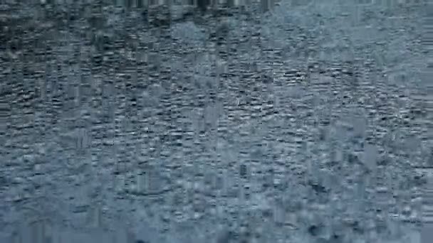 Dešťové Kapky Padají Vodní Hladinu Rybníka Jezera Nebo Řeky Tvořící — Stock video