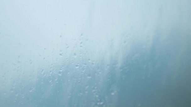 Agua Lluvia Fuerte Enjuaga Contra Cristal Azul Ventana Día Verano — Vídeo de stock