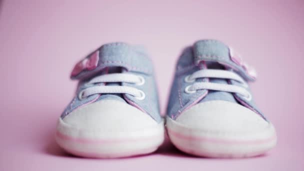 Dzieci Denim Buty Sportowe Dla Dziewczyn Różowym Tle Zbliżenie Mama — Wideo stockowe