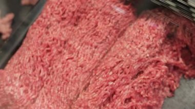 mağazada tezgahta domuz eti veya dana kıyma yakın çekim