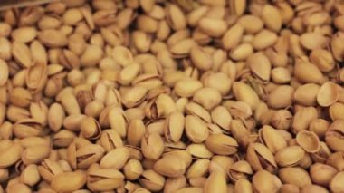 kamera antep fıstığı boyunca hareket dükkanda tezgahın üzerinde yakın