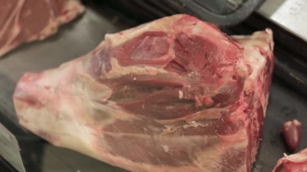 Etiquetas Carne Cruda Fresca Bandejas Mostrador Mercado Carnicería Trozos Carne — Vídeos de Stock