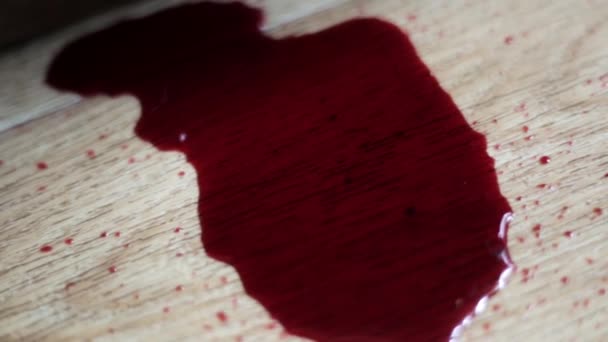 Liquido Rosso Simile Gocce Sangue Pavimento Legno Vicino Una Pozza — Video Stock