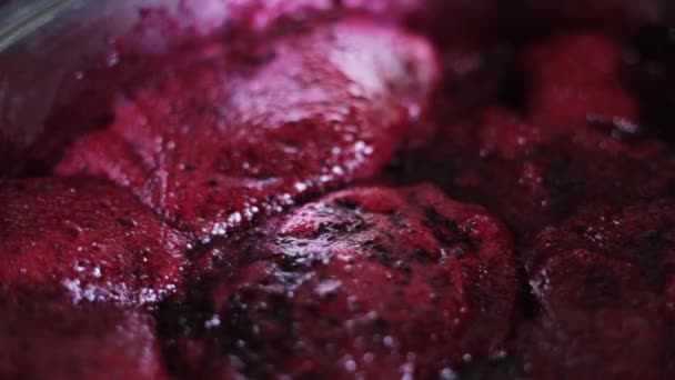 家庭烹饪小红莓果酱宏观特写煮慢 — 图库视频影像