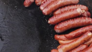 Büyük Hotplate kızarmış patates cips ile Lezzetli Sosis. Gıda Market Idap Ve Satış Sosis. Büyük Kızartma Tavası Açık Sokak Gıda Pişirme.