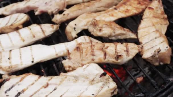 Pechuga Pollo Parrilla Fresca Carbones Cerca — Vídeo de stock