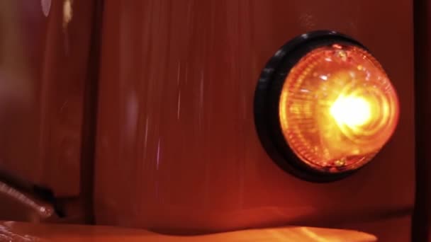 Sur camion orange, le clignotant orange clignote une lumière vive 