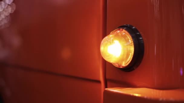 Bei Orangefarbenem Lkw Blinkt Der Orangefarbene Blinker Hell — Stockvideo