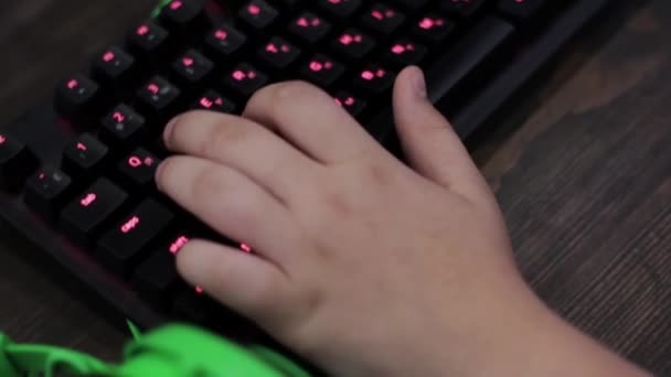 Klavyede Yazan Çocukların Ellerinin Yakın Çekim Seçici Odaklama — Stok video