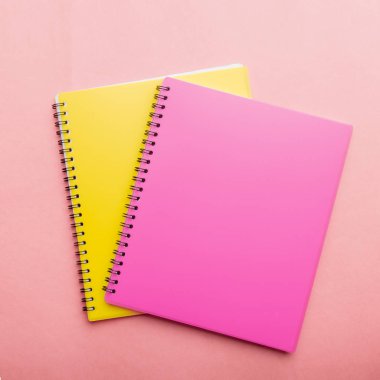 pembe arka plan üzerinde iki Not Defteri pembe ve sarı. Metin için yer. Not Sayfası