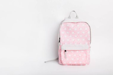 beyaz arka plan üzerinde yeni şık pembe okul sırt çantası